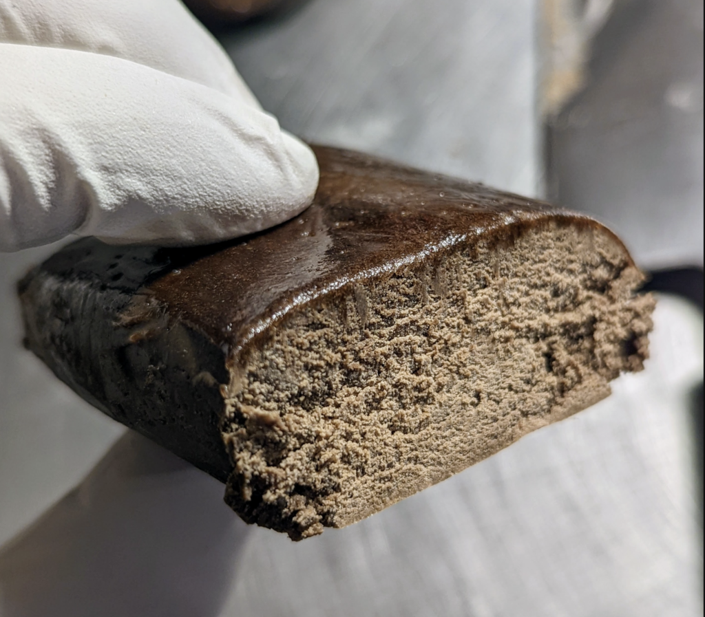 Dry Sift Hasch online kaufen Deutschland mit samtiger Trichomstruktur und goldener Färbung
